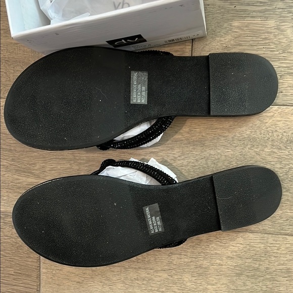 Dolce Vita Black Sandals with Woven Design - Picture 4 of 4